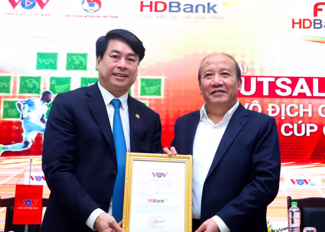Đại diện ban tổ chức và nhà tài trợ giải tại lễ công bố, chiều 14-3 Đại diện ban tổ chức và nhà tài trợ giải tại lễ công bố, chiều 14-3