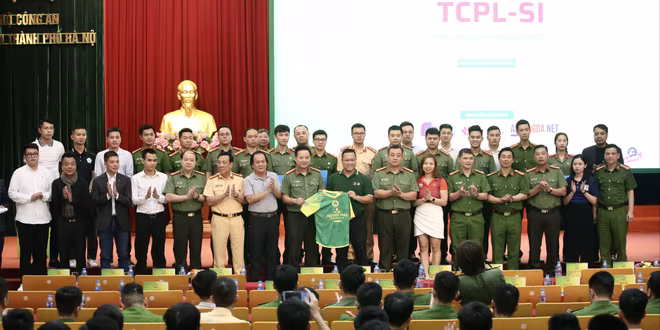 Ban tổ chức cùng đại diện các đội bóng, đơn vị đồng hành chụp ảnh lưu niệm bên chiếc áo đấu sẽ được đấu giá phục vụ hoạt động từ thiện Ban tổ chức cùng đại diện các đội bóng, đơn vị đồng hành chụp ảnh lưu niệm bên chiếc áo đấu sẽ được đấu giá phục vụ hoạt động từ thiện