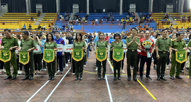 Ban tổ chức tặng cờ lưu niệm cho các đơn vị Ban tổ chức tặng cờ lưu niệm cho các đơn vị