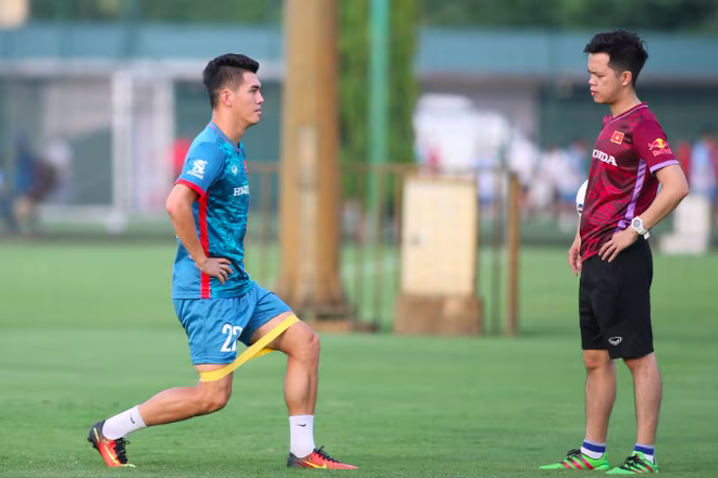 Tiến Linh đang tập phục hồi với bác sỹ đội tuyển sau khi HLV Troussier buộc phải gạch tên anh khỏi hai trận giao hữu với Hong Kong và Syria