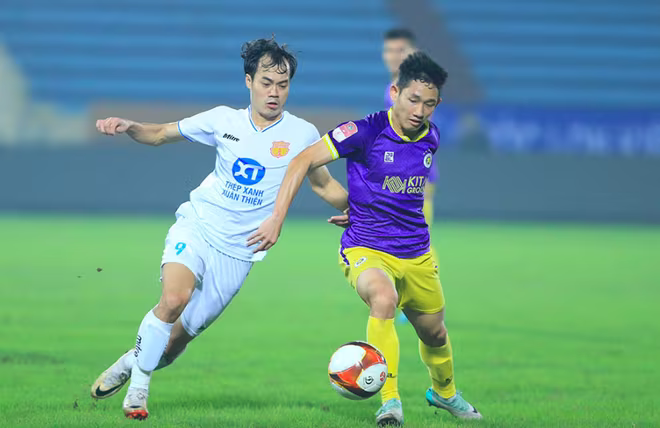 CLB Nam Định (trái) vững ngôi đầu, bỏ xa Hà Nội FC tới 12 điểm sau vòng 11