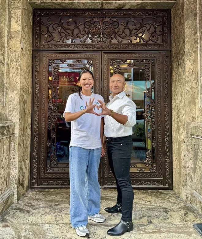 Hai người chụm tay tạo hình trái tim, khiến dân mạng thích thú Hai người chụm tay tạo hình trái tim, khiến dân mạng thích thú