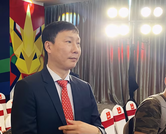 Lễ bốc thăm ASEAN Cup 2024 đánh dấu màn ra mắt, chào hỏi của tân HLV Kim Sang-sik với các quan chức, đồng nghiệp làng bóng Đông Nam Á Lễ bốc thăm ASEAN Cup 2024 đánh dấu màn ra mắt, chào hỏi của tân HLV Kim Sang-sik với các quan chức, đồng nghiệp làng bóng Đông Nam Á