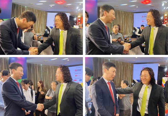 HLV Kim Sang-sik cúi đầu bắt tay chào hỏi và cảm ơn những lời động viên từ đàn anh đồng hương Kim Pan-gon HLV Kim Sang-sik cúi đầu bắt tay chào hỏi và cảm ơn những lời động viên từ đàn anh đồng hương Kim Pan-gon