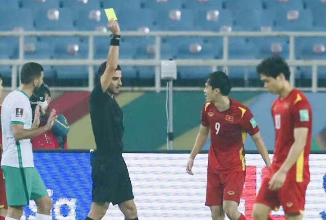 Tình huống ông Hanna rút thẻ vàng phạt Văn Toàn lỗi "ăn vạ" Tình huống ông Hanna rút thẻ vàng phạt Văn Toàn lỗi "ăn vạ"