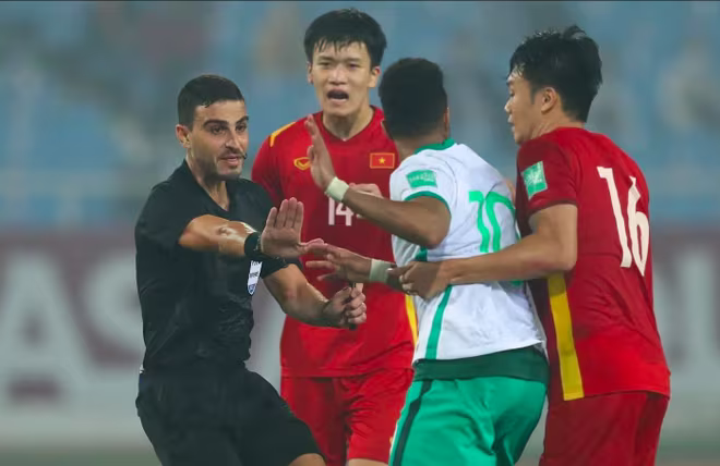 Trọng tài Hanna Hattab trong trận Việt Nam thua Ả Rập Xê Út 0-1 tại Mỹ Đình, tháng 11-2021 Trọng tài Hanna Hattab trong trận Việt Nam thua Ả Rập Xê Út 0-1 tại Mỹ Đình, tháng 11-2021