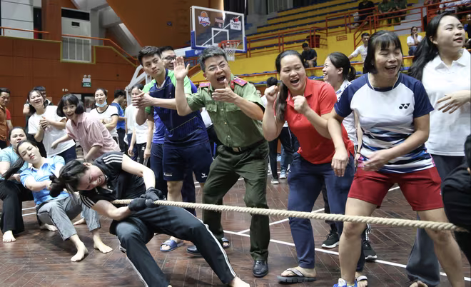 Các vận động viên nỗ lực thi kéo co, dưới sự cổ vũ nhiệt tình của khán giả