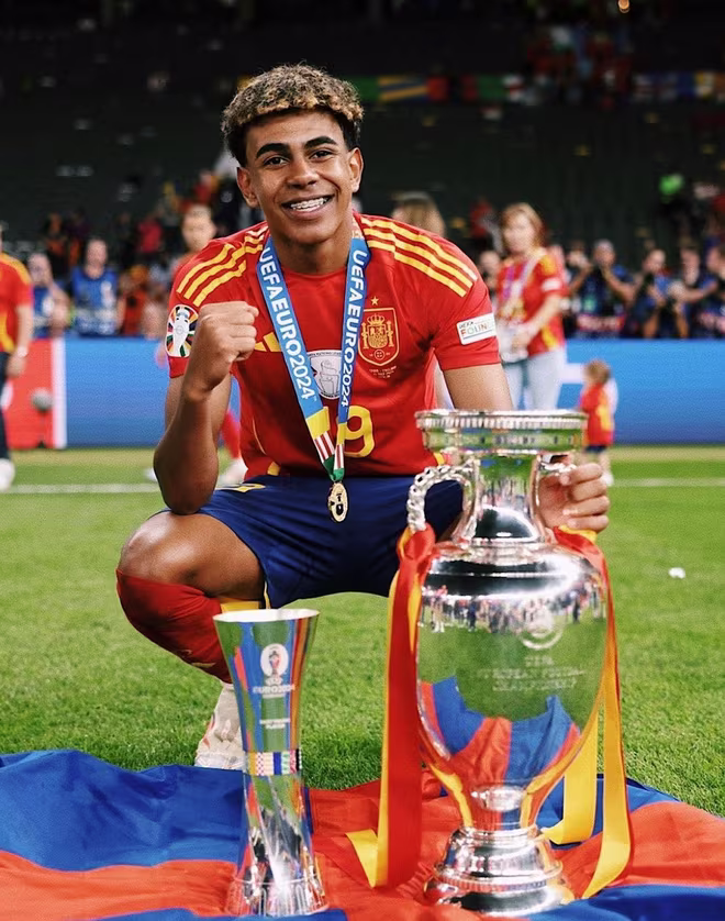 Lamine Yamal, 17 tuổi - Cầu thủ trẻ xuất sắc nhất EURO 2024, Cầu thủ trẻ nhất lịch sử vô địch EURO