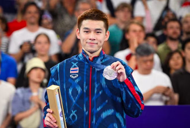 Kunlavut Vitidsarn mở trang mới cho cầu lông Thái Lan, với tấm huy chương lịch sử tại Olympic Paris Kunlavut Vitidsarn mở trang mới cho cầu lông Thái Lan, với tấm huy chương lịch sử tại Olympic Paris