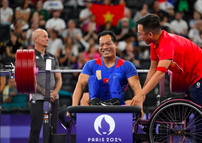 Tấm huy chương đồng tại Paris 2024 giúp Lê Văn Công hoàn tất bộ sưu tập huy chương Paralympic