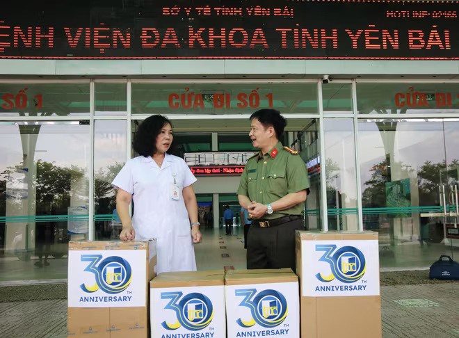 Bà Trần Lan Anh - Giám đốc Bệnh viện Đa khoa tỉnh Yên Bái đón nhận máy lọc nước và gửi lời cảm ơn đoàn công tác An ninh Thủ đô Bà Trần Lan Anh - Giám đốc Bệnh viện Đa khoa tỉnh Yên Bái đón nhận máy lọc nước và gửi lời cảm ơn đoàn công tác An ninh Thủ đô