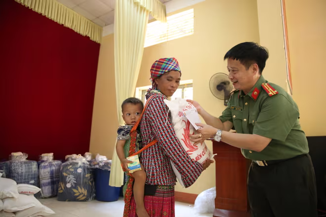 Thượng tá Nguyễn Thanh Bình - Trưởng ban Biên tập An ninh Thủ đô, Trưởng đoàn công tác Báo An ninh Thủ đô trao quà cho gia đình chị Giàng Thị Công (43 tuổi, thôn Khe Đâm) Thượng tá Nguyễn Thanh Bình - Trưởng ban Biên tập An ninh Thủ đô, Trưởng đoàn công tác Báo An ninh Thủ đô trao quà cho gia đình chị Giàng Thị Công (43 tuổi, thôn Khe Đâm)