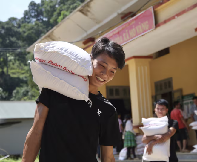 Bà con xã Mỏ Vàng phấn khởi đón nhận tình cảm, món quà thiết thực từ đoàn công tác Bà con xã Mỏ Vàng phấn khởi đón nhận tình cảm, món quà thiết thực từ đoàn công tác