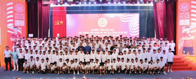 Đại biểu, ban lãnh đạo chụp ảnh cùng các cầu thủ trẻ Công an Hà Nội