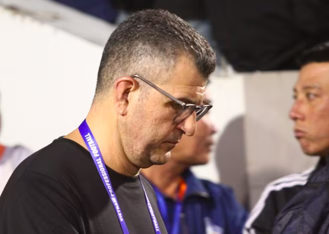 HLV Roland rời ghế chỉ sau chưa đầy 2 tháng nhậm chức tại CLB Đà Nẵng HLV Roland rời ghế chỉ sau chưa đầy 2 tháng nhậm chức tại CLB Đà Nẵng