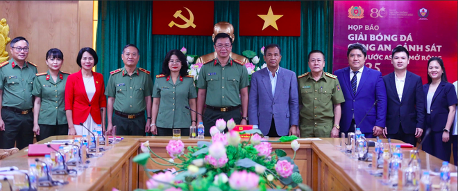 Đại diện ban tổ chức, các đoàn quốc tế, đơn vị đồng hành... tham dự họp báo