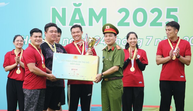 Đại tá Lê Văn Tuân - Phó Giám đốc CATP Hà Nội - trao thưởng vô địch môn kéo co cho Phòng Cảnh sát Phòng cháy chữa cháy và cứu nạn, cứu hộ