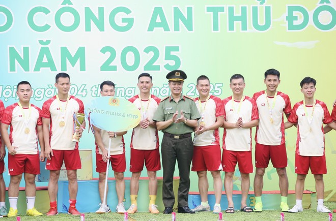 Đại tá Nguyễn Ngọc Quyền - Phó Giám đốc CATP Hà Nội, Trưởng ban tổ chức Hội thao - trao thưởng vô địch môn bóng đá cho đội bóng Phòng Cảnh sát thi hành án hình sự và hỗ trợ tư pháp