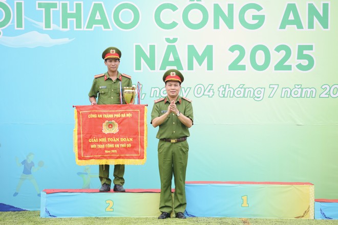 Đại tá Lê Văn Tuân - Phó Giám đốc CATP Hà Nội trao giải Nhì toàn đoàn cho Phòng Cảnh sát Phòng cháy chữa cháy và cứu nạn, cứu hộ