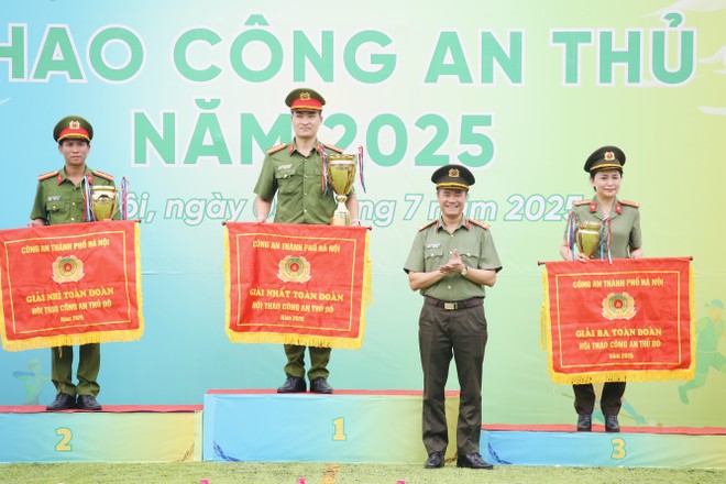 Đại tá Nguyễn Ngọc Quyền - Phó Giám đốc CATP Hà Nội, Trưởng ban tổ chức Hội thao - trao giải Nhất toàn đoàn cho Phòng Cảnh sát thi hành án hình sự và hỗ trợ tư pháp