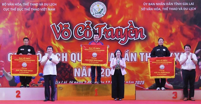 Ban tổ chức trao giải toàn đoàn nội dung đối kháng Ban tổ chức trao giải toàn đoàn nội dung đối kháng