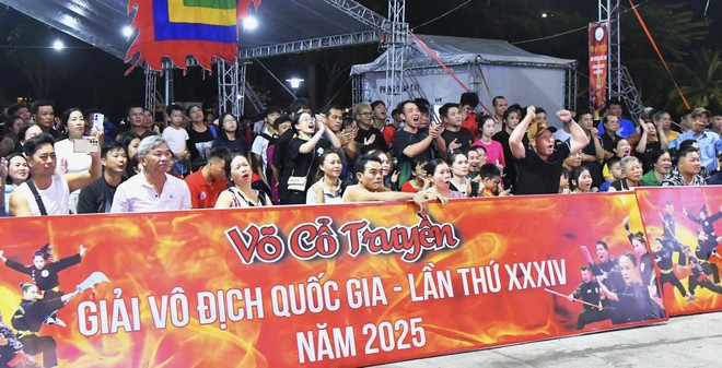 531 võ sỹ sôi nổi tranh tài, trước sự theo dõi, cổ vũ của đông đảo khán giả 531 võ sỹ sôi nổi tranh tài, trước sự theo dõi, cổ vũ của đông đảo khán giả