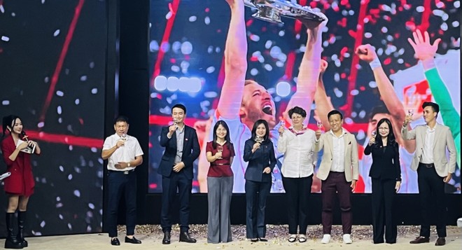 Đại diện TV360 và Bundesliga International tại lễ công bố bản quyền Đại diện TV360 và Bundesliga International tại lễ công bố bản quyền