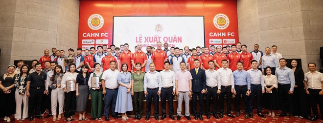 Các đại biểu, khách quý cùng ban lãnh đạo, ban huấn luyện, cầu thủ CLB Công an Hà Nội tại Lễ xuất quân mùa giải 2025/26