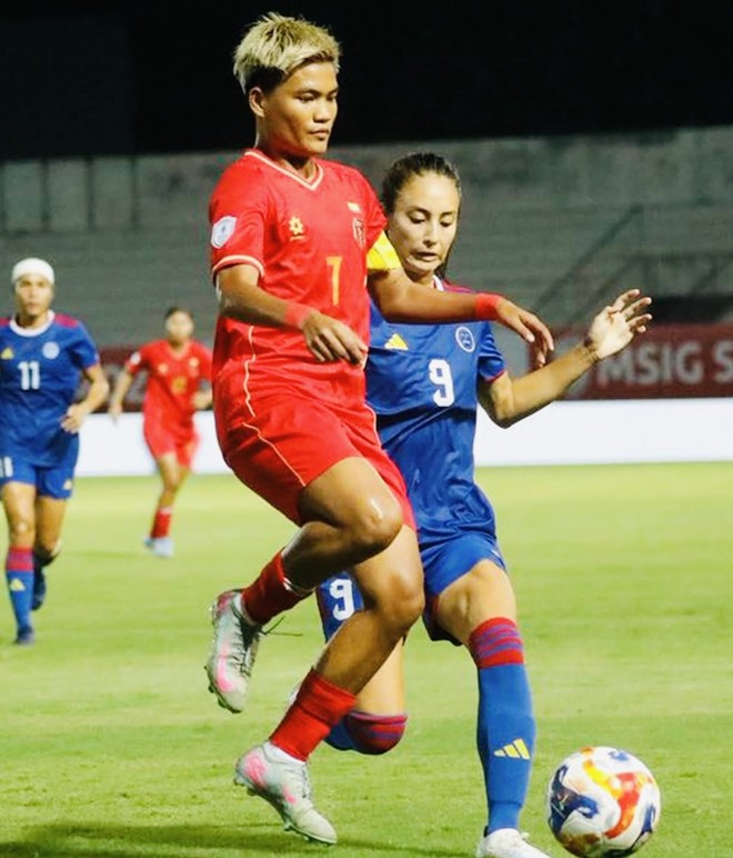 Myanmar (áo đỏ) xuất sắc loại đương kim vô địch Philippines