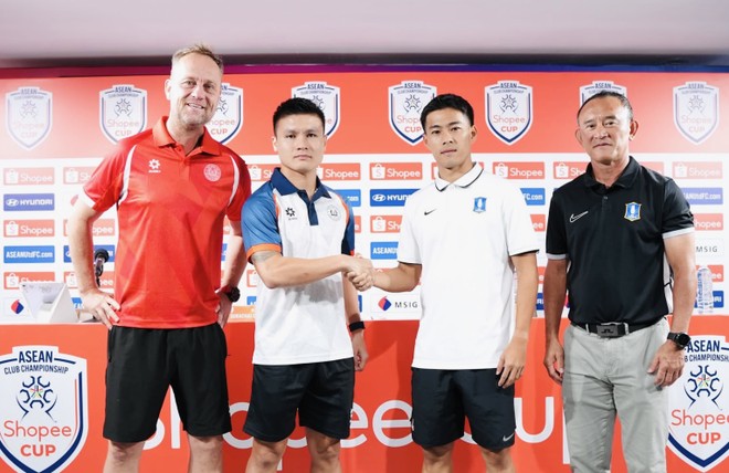 Đại diện hai CLB bắt tay xã giao tại họp báo trước trận
