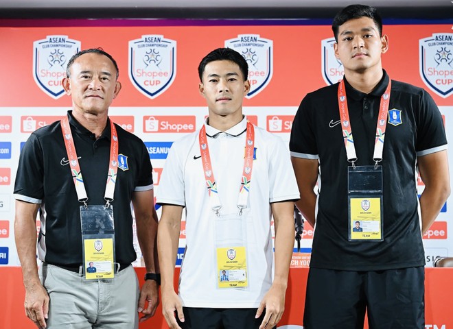 Đội trưởng Sarach Yooyen cùng đại diện ban huấn luyện BG Pathum United dành sự tôn trọng và đánh giá cao CLB Công an Hà Nội