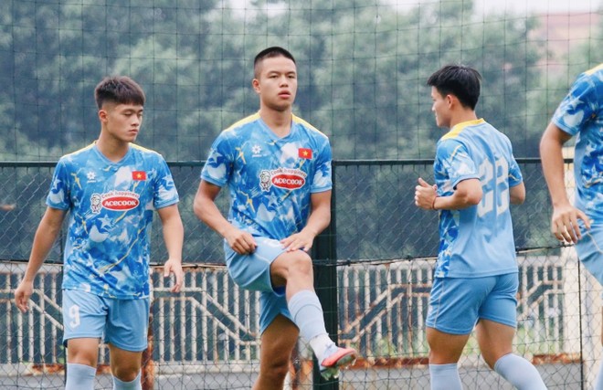 Nguyễn Thành Trung (giữa) nhanh chóng hòa nhập cùng U23 Việt Nam