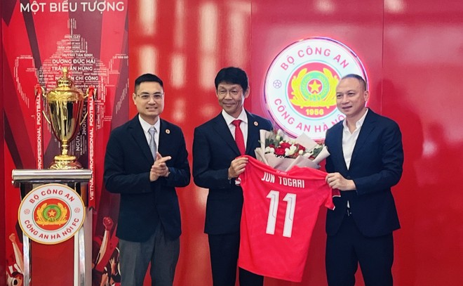 Giám đốc Thương mại Jun Togari cầm trên tay chiếc áo số 11, hàm ý mang may mắn, tốt lành đến với CLB Công an Hà Nội