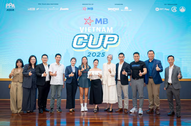 Đại diện ban tổ chức, nhà tài trợ và VĐV tại lễ công bố giải