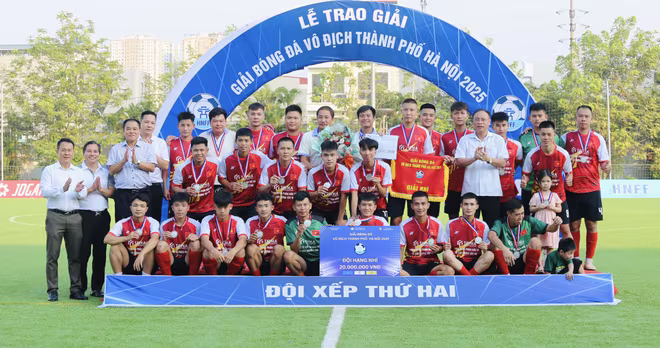 CLB bóng đá xã Đan Phượng giành á quân