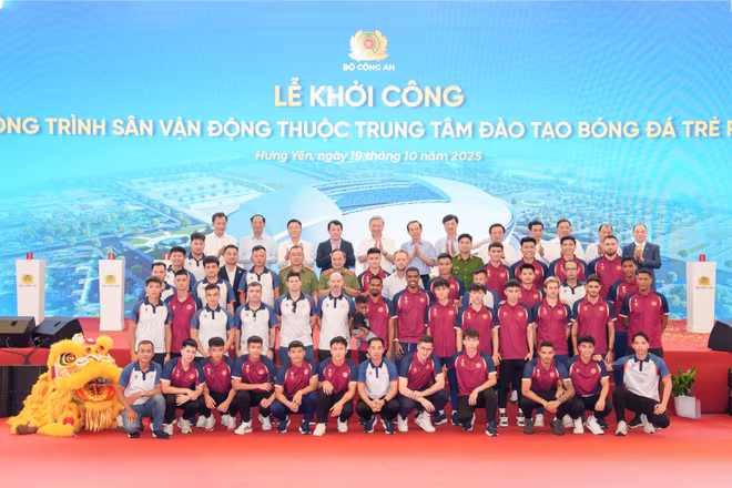 CLB bóng đá Công an Hà Nội chụp ảnh lưu niệm cùng các đại biểu tại sự kiện