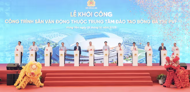 Các đại biểu bấm nút khởi công xây dựng Sân vận động PVF