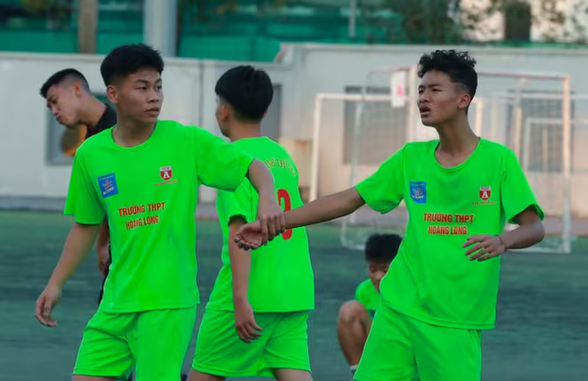 Sự nuối tiếc của các cầu thủ THPT Hoàng Long sau lượt trận cuối hòa THPT Alpha Sự nuối tiếc của các cầu thủ THPT Hoàng Long sau lượt trận cuối hòa THPT Alpha
