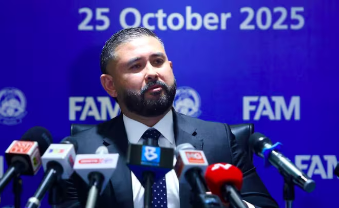 Nhiếp chính vương Johor - Tunku Ismail thông tin với báo chí ngày 25-10 Nhiếp chính vương Johor - Tunku Ismail thông tin với báo chí ngày 25-10