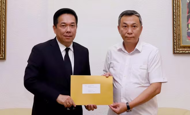 Phó Chủ tịch LĐBĐ Thái Lan Adisak Benjasiriwan (trái) chuyển thư xin lỗi của LĐBĐ Thái Lan tới Chủ tịch LĐBĐ Việt Nam Trần Quốc Tuấn Phó Chủ tịch LĐBĐ Thái Lan Adisak Benjasiriwan (trái) chuyển thư xin lỗi của LĐBĐ Thái Lan tới Chủ tịch LĐBĐ Việt Nam Trần Quốc Tuấn