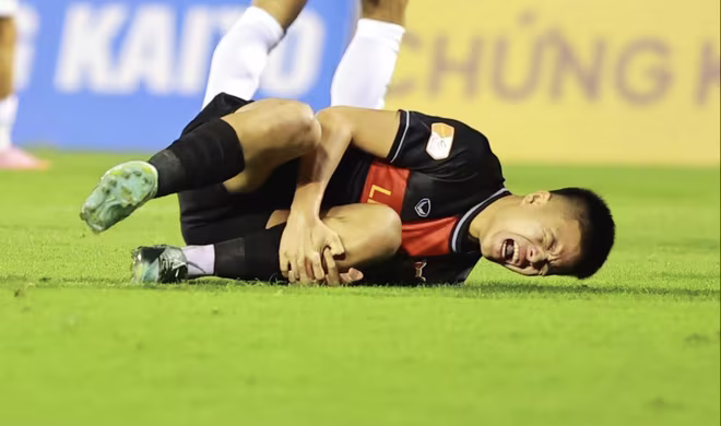 Rất may Trần Thành Trung chỉ chấn thương phần mềm sau pha vào bóng nguy hiểm của đối phương