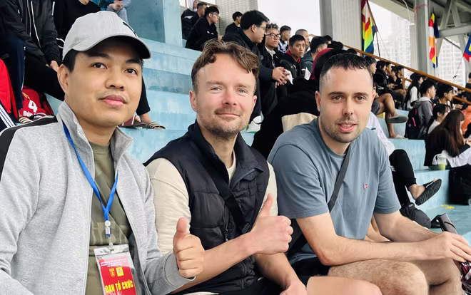 Tác giả cùng Kevin Brander và cộng sự của anh trên khán đài giải bóng đá học sinh THPT Hà Nội 2025 Tác giả cùng Kevin Brander và cộng sự của anh trên khán đài giải bóng đá học sinh THPT Hà Nội 2025