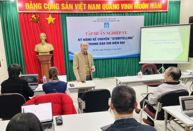 Nhà báo Kiều Thanh Hùng - Phó Chủ tịch Thường trực Hội Nhà báo thành phố Hà Nội - phát biểu khai mạc lớp tập huấn