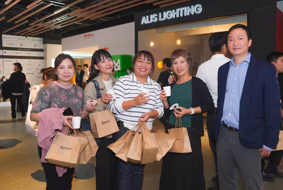 Khách hàng trải nghiệm các gian hàng tại MComplex Khách hàng trải nghiệm các gian hàng tại MComplex