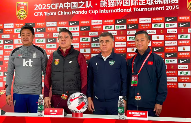 Quyền HLV trưởng U22 Việt Nam - Đinh Hồng Vinh (bìa phải) tại họp báo trước giải, trưa 11-11