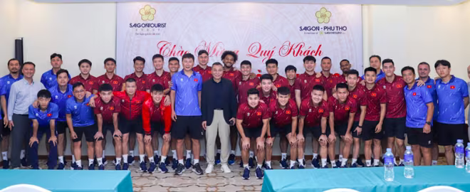 Đội tuyển Việt Nam cùng lãnh đạo VFF tại buổi gặp ngày 12-11 Đội tuyển Việt Nam cùng lãnh đạo VFF tại buổi gặp ngày 12-11