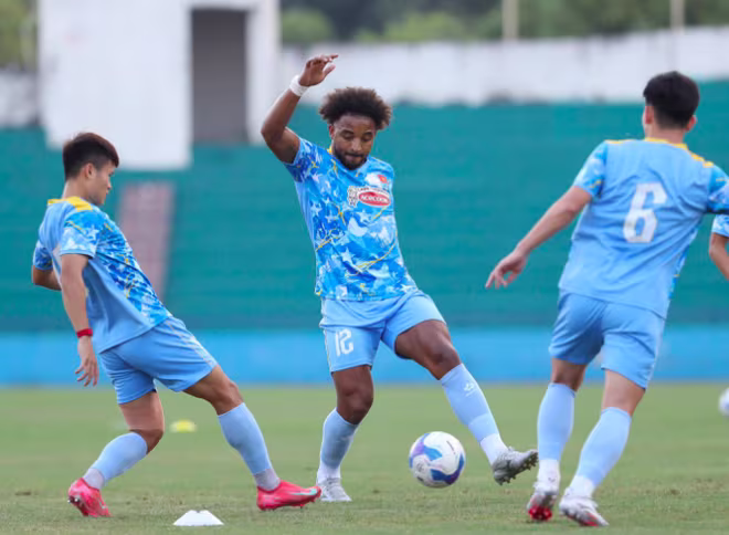 Xuân Son tích cực tập luyện chuẩn bị cho trận Việt Nam - Lào ngày 19-11 Xuân Son tích cực tập luyện chuẩn bị cho trận Việt Nam - Lào ngày 19-11