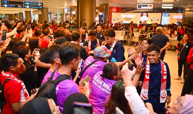 Tuyển Singapore được chào đón nồng nhiệt tại quê nhà