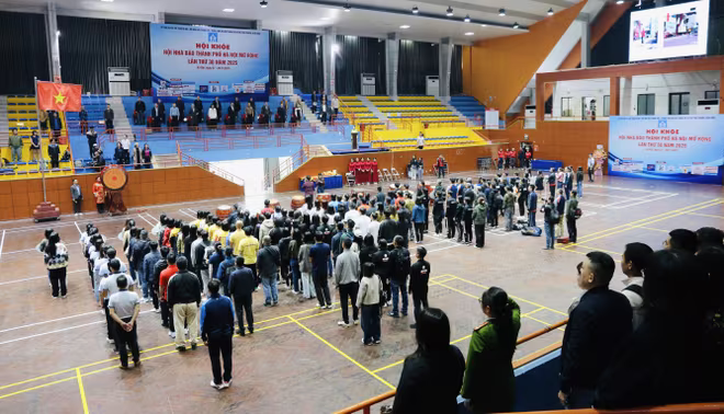 Trang nghiêm nghi thức chào cờ tại lễ khai mạc Hội khỏe Trang nghiêm nghi thức chào cờ tại lễ khai mạc Hội khỏe