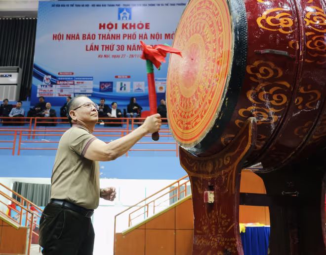 Nhà báo Tô Quang Phán - Ủy viên Ban Thường vụ Hội Nhà báo Việt Nam, Chủ tịch Hội Nhà báo Thành phố Hà Nội, Trưởng ban tổ chức Hội khỏe - đánh trống khai mạc Nhà báo Tô Quang Phán - Ủy viên Ban Thường vụ Hội Nhà báo Việt Nam, Chủ tịch Hội Nhà báo Thành phố Hà Nội, Trưởng ban tổ chức Hội khỏe - đánh trống khai mạc